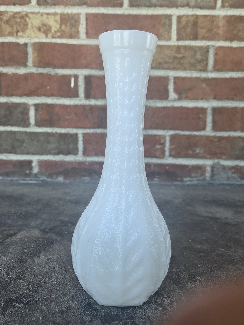 VintageWhite Milk Glass Bud Vase FTD 1981 - Classic Home Accent - Picture 1 of 6
